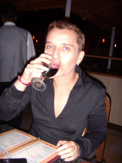 Isa et un verre de vin rouge