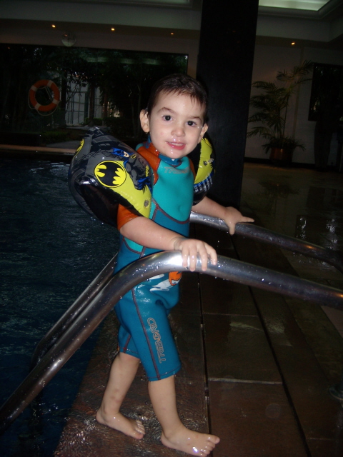 Baptiste sortant de la piscine