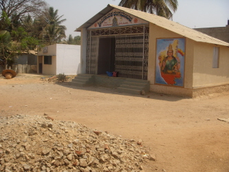 La pièce réservé aux arts plastiques et la cour de récréation 