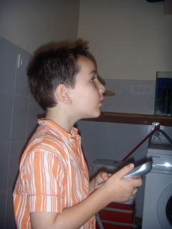 Tristan compose le numéro !! 