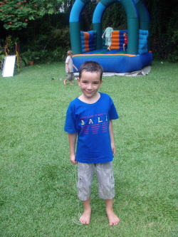 Tristan devant le chateau gonflable