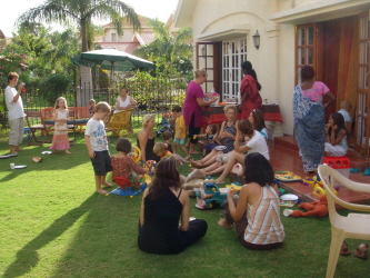 une partie des invités dans le jardin ! 