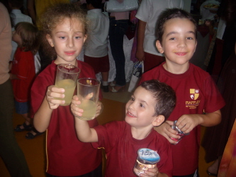 Victoire, Baptiste et Tristan en train de trinquer à la fête de l'école ! 