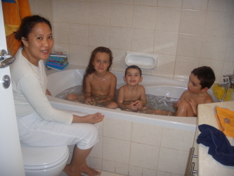 Neneth surveillant le bain des enfants