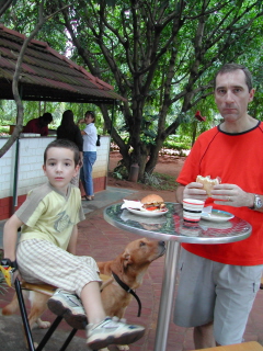 Tristan et Marco au café Poonam