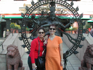Corina et Aurore devant le cottage Industry Emporium