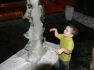 Baptiste devant la sculpture sur glace avant d'aller au restau le 24/12 !!