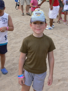 Tristan attend fébrilement le Père Noël sur le plage