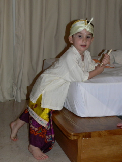 Baptiste en petit costume Balinais !